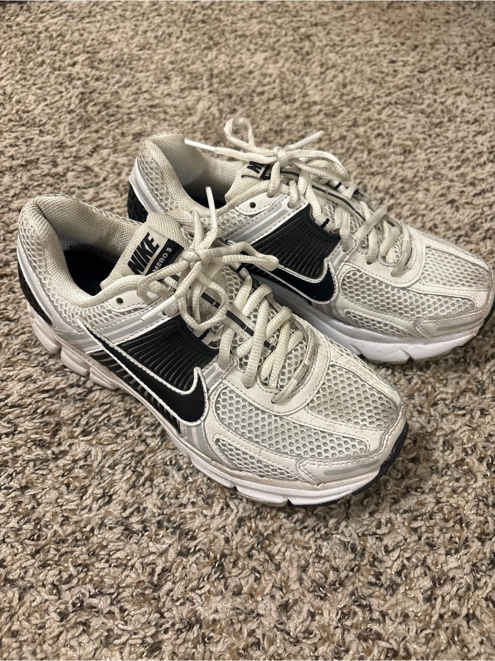 Nike White and Black Mesh Running Sneakers